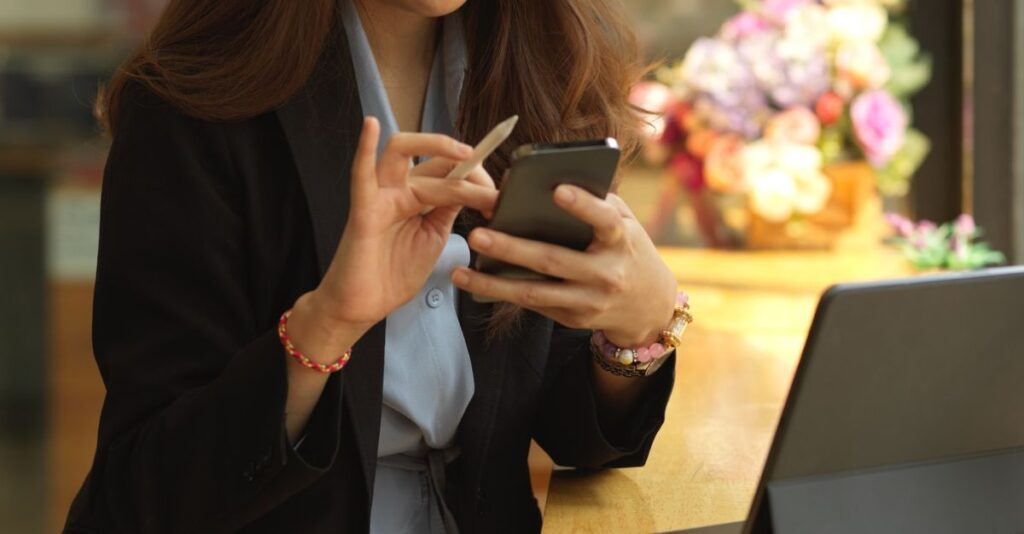 Mujer usando smartphone