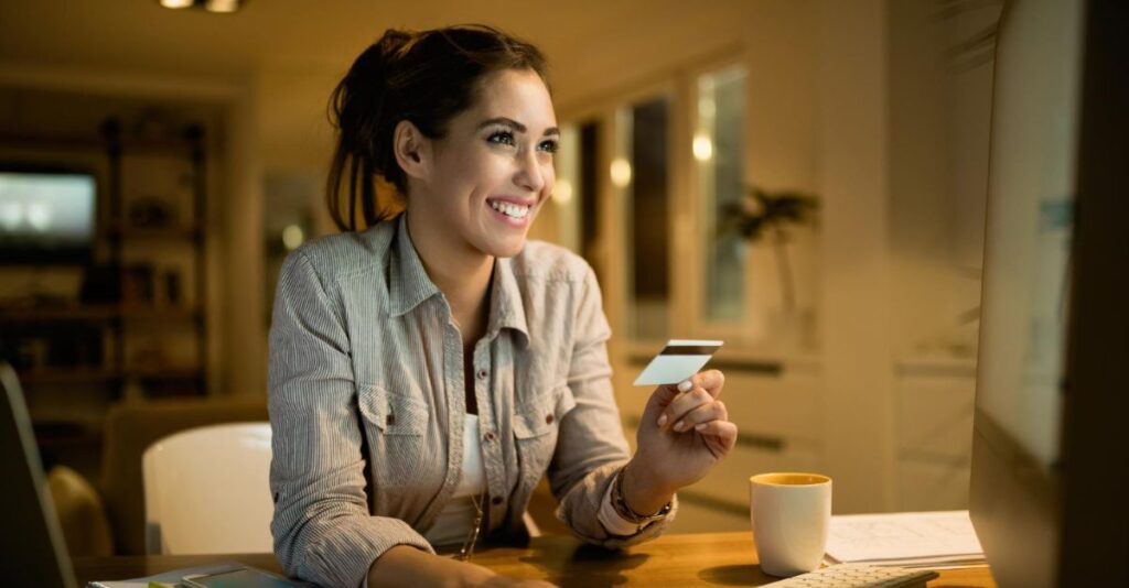 Mujer con tarjeta bancaria